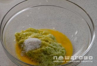 Фото приготовления рецепта: Блинчики из кабачков на кефире с зеленью на сковороде - шаг 1
