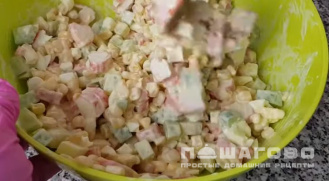 Фото приготовления рецепта: Салат из крабовых палочек с кукурузой - шаг 4