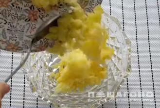 Фото приготовления рецепта: Салат из маринованных грибов - шаг 4