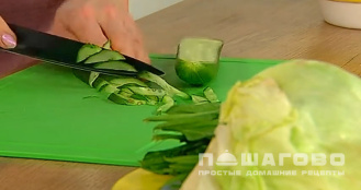 Фото приготовления рецепта: Салат с морковью, огурцами и имбирем - шаг 2