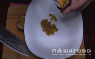 Фото приготовления рецепта: Панна-котта с маракуйей - шаг 7