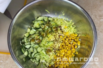 Фото приготовления рецепта: Салат с капустой, огурцами и кукурузой - шаг 4