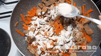 Фото приготовления рецепта: Мясная подлива с грибами - шаг 2