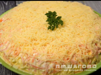 Фото приготовления рецепта: Слоеный салат с курицей и шампиньонами - шаг 3