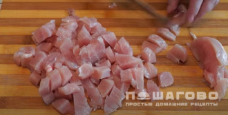 Фото приготовления рецепта: Куриная запеканка с картофелем и грибами «по-французски» - шаг 3