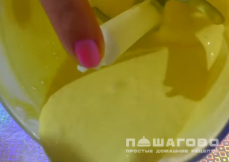 Фото приготовления рецепта: Салат с куриного филе и пекинской капусты - шаг 8