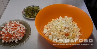 Фото приготовления рецепта: Оливье с крабовыми палочками и кукурузой - шаг 4