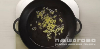 Фото приготовления рецепта: Яичная лапша с курицей и сладким перцем по-азиатски - шаг 3