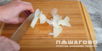 Фото приготовления рецепта: Куриные окорочка с яйцами и овощами на сковороде - шаг 4
