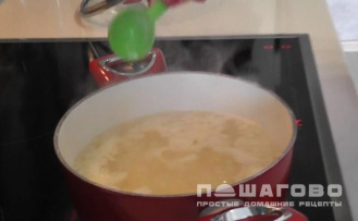 Фото приготовления рецепта: Уха из сайры - шаг 3