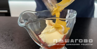 Фото приготовления рецепта: Домашние гамбургеры с маринованными огурцами - шаг 5