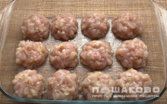 Фото приготовления рецепта: Нежные куриные шарики в сырно-сливочном соусе - шаг 4