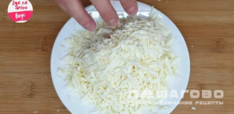 Фото приготовления рецепта: Запеканка из кабачка с зерненым творогом - шаг 2