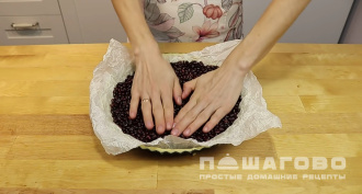 Фото приготовления рецепта: Пирог с заварным кремом и клубникой - шаг 4