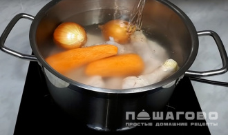 Фото приготовления рецепта: Куриный холодец - шаг 4