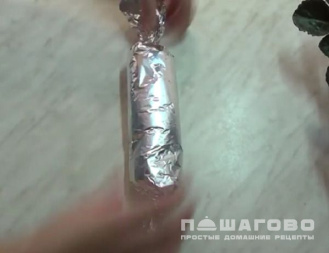 Фото приготовления рецепта: Рулет из куриных окорочков - шаг 3