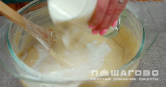 Фото приготовления рецепта: Блины дрожжевые домашние - шаг 4