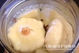 Фото приготовления рецепта: Огурцы с патиссонами на зиму - шаг 6