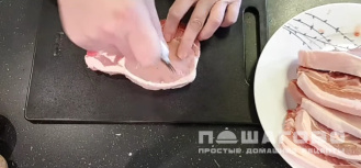Фото приготовления рецепта: Стейк из свинины в духовке - шаг 2