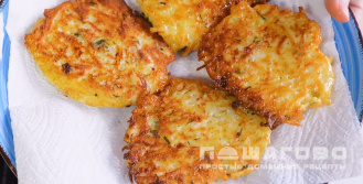 Фото приготовления рецепта: Драники с курицей - шаг 8