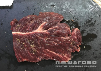 Фото приготовления рецепта: Мясо по-французски с пышной шапкой - шаг 1