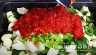 Фото приготовления рецепта: Кабачки с курицей в духовке - шаг 3