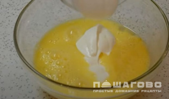 Фото приготовления рецепта: Диетическая кабачковая запеканка запеченная в духовке со сметаной - шаг 7