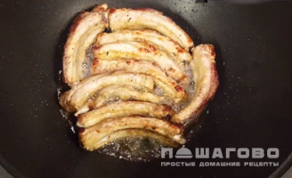 Фото приготовления рецепта: Свиные ребрышки, тушеные в луке - шаг 3