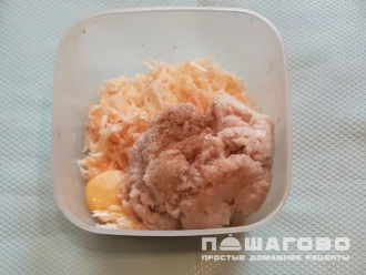 Фото приготовления рецепта: Мини-запеканки из кабачков и курицы - шаг 3