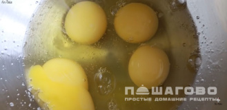 Фото приготовления рецепта: Яблочная шарлотка - шаг 3