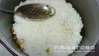 Фото приготовления рецепта: Золотистый плов с курицей - шаг 6