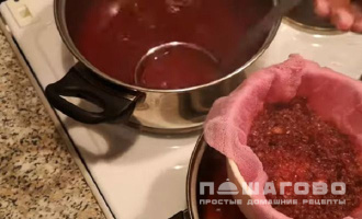 Фото приготовления рецепта: Морс из замороженной клюквы - шаг 4