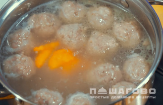 Фото приготовления рецепта: Суп с фрикадельками с яйцом - шаг 4