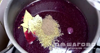 Фото приготовления рецепта: Польский борщ с черносливом и сельдереем - шаг 7