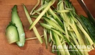 Фото приготовления рецепта: Салат с корейской морковью и куриной грудкой - шаг 2