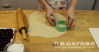 Фото приготовления рецепта: Вишневые вареники - шаг 6