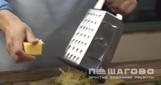 Фото приготовления рецепта: Простой омлет с сыром - шаг 3