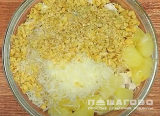 Фото приготовления рецепта: Салат из птицы с грецкими орехами и ананасом - шаг 3
