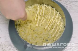 Фото приготовления рецепта: Вкусный рыбный салат Мимоза - шаг 3
