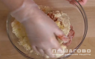 Фото приготовления рецепта: Мясные котлеты с сыром - шаг 2