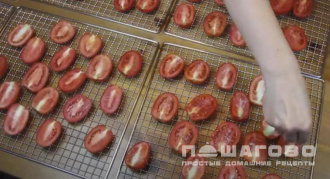 Фото приготовления рецепта: Вяленые помидоры с прованскими травами - шаг 4