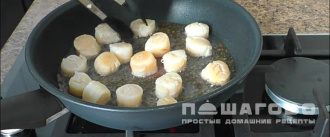 Фото приготовления рецепта: Гребешки в сливочном соусе - шаг 3