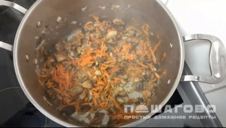 Фото приготовления рецепта: Грибной суп на курином бульоне - шаг 2