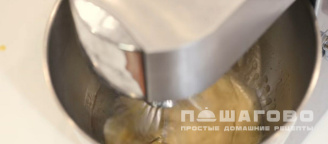 Фото приготовления рецепта: Быстрый воздушный бисквит - шаг 4