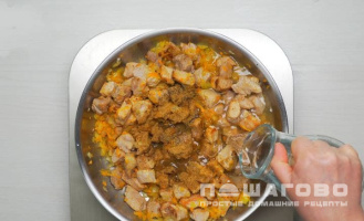 Фото приготовления рецепта: Подлива с мясом и мукой - шаг 3