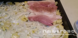 Фото приготовления рецепта: Мясо по-французски с картофелем, помидорами и сыром - шаг 7