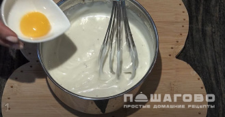 Фото приготовления рецепта: Соус Морнэ на основе Бешамель с яичными желтками - шаг 6