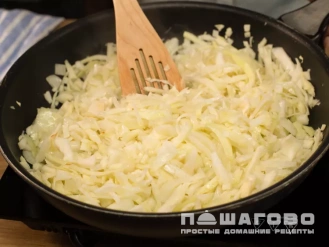 Фото приготовления рецепта: Капустные пирожки - шаг 3