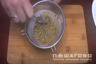 Фото приготовления рецепта: Панна-котта с маракуйей - шаг 10