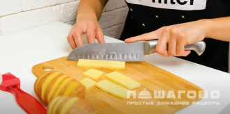 Фото приготовления рецепта: Картошка-гармошка с чесноком и укропом в духовке - шаг 3